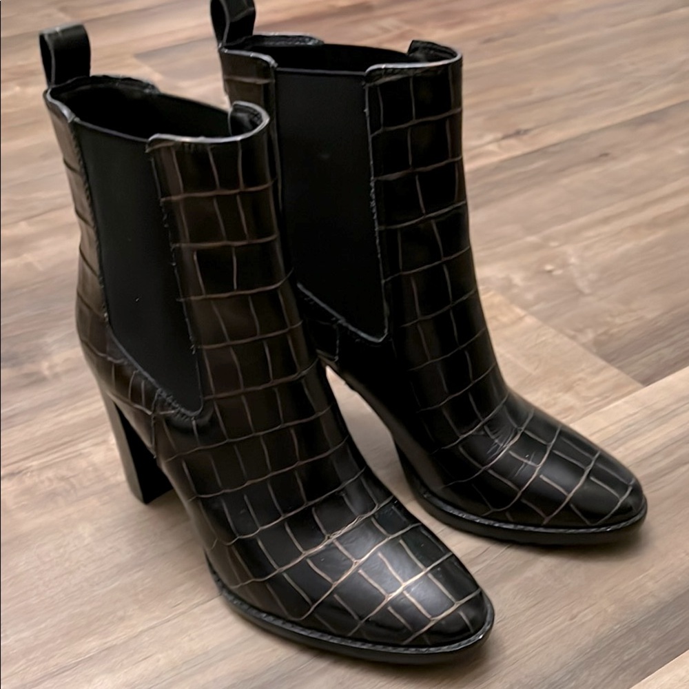Lauren Ralph Lauren Black and Gold Mylah Leather BlockedHeeled Boots Size 7